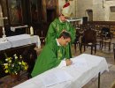 Père Ronan de Gouvello signe la convention de jumelage