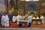 L'évêque bénit les huiles qui servent pour les sacrements