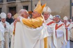 Perpignan : L'accolade avec le chanoine accueillant Mgr Turini sur le (…)