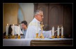 P. Xavier Larribe, Vicaire, allume les cierge d'autel
