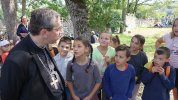 Des enfants sollicitent l'évêque