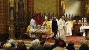 L'évêque bénit les huiles qui servent pour les sacrements